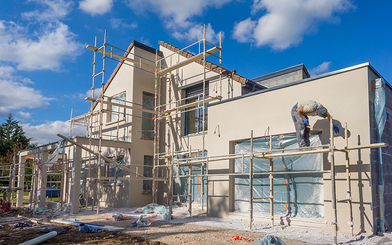 Pour positionner une construction sur le terrain, comme par exemple une maison unifamiliale, multifamiliale, d'immeubles commerciaux ou industriels